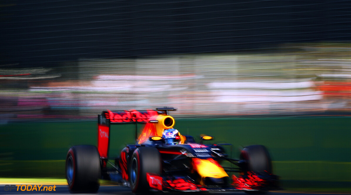 MELBOURNE, AUSTRALIA - MARCH 20: Daniel Ricciardo of Australia drives the (3) Red Bull Racing Red Bull-TAG Heuer RB12 TAG Heuer on track during the Australian Formula One Grand Prix at Albert Park on March 20, 2016 in Melbourne, Australia.  (Photo by Robert Cianflone/Getty Images) // Getty Images / Red Bull Content Pool  // P-20160320-00205 // Usage for editorial use only // Please go to www.redbullcontentpool.com for further information. // 
Australian F1 Grand Prix
Robert Cianflone
Melbourne
Australia

P-20160320-00205