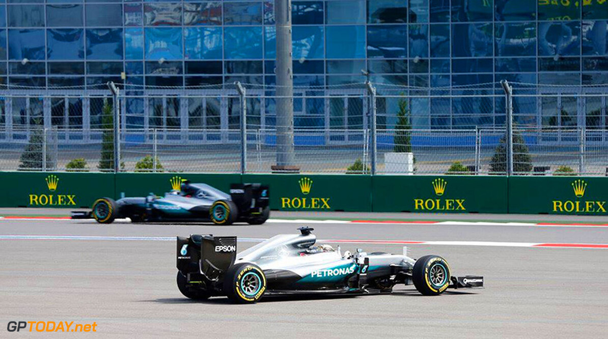 Mercedes trying to find cause for Hamilton failures