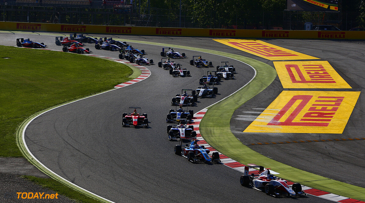 2016 GP3 Series Round 1. 
Circuit de Catalunya, Barcelona, Spain.
Sunday 15 May 2016.
Alexander Albon (THA, ART Grand Prix) leads Oscar Tunjo (COL, Jenzer Motorsport) and the rest of the field at the start of the race.
Photo: Zak Mauger/GP3 Series Media Service.
ref: Digital Image _L0U9287


Zak Mauger



Race Two 2 action