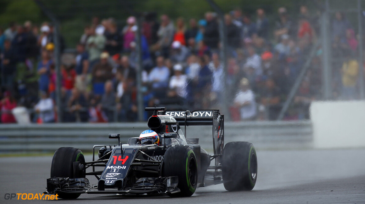 Silverstone dag 1: Regen zorgt voor Alonso op P1