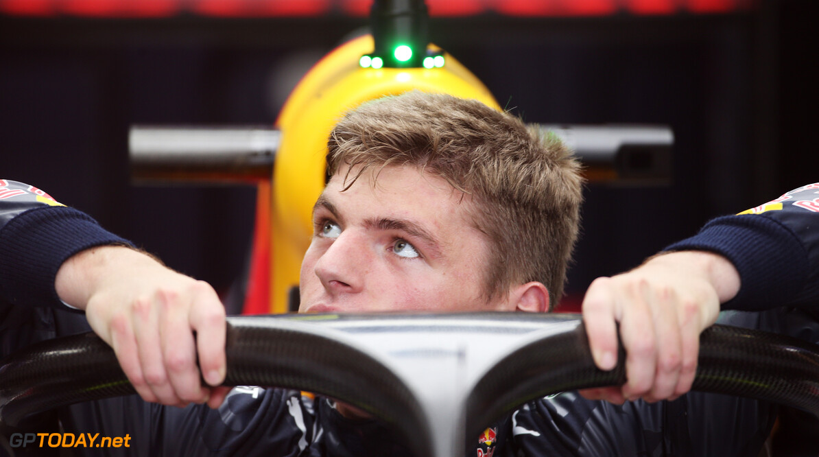 Max Verstappen probeert de 'halo' uit in Monza
