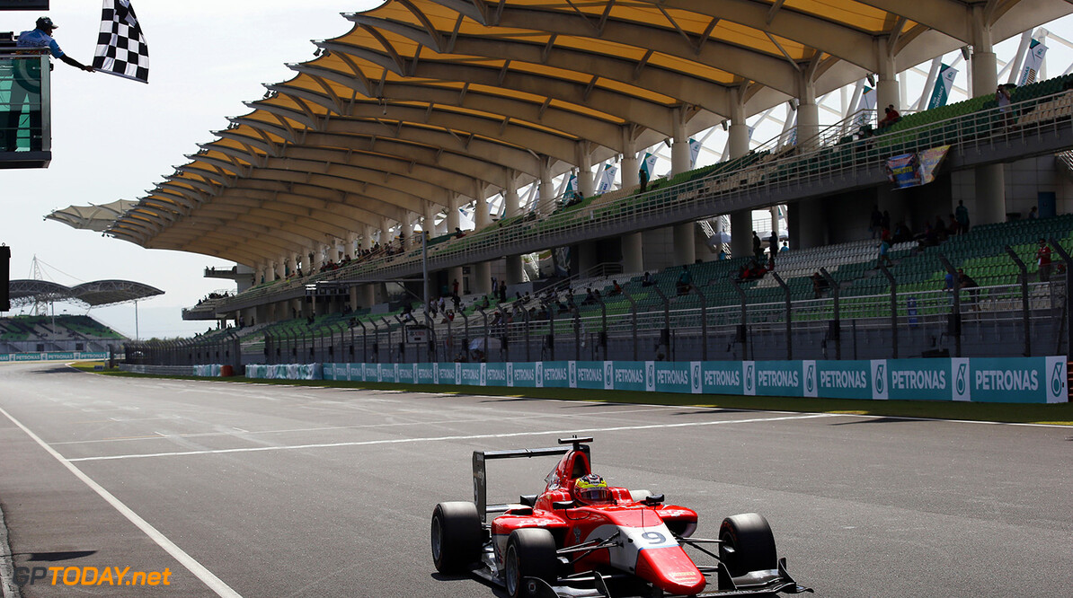 Jake Dennis (GBR, Arden International) crosses the finish line in first place
2016 GP3 Series Round 8
Sepang International Circuit, Sepang, Malaysia.
Sunday 2 October 2016

Photo: /GP3 Series Media Service
ref: Digital Image _SLA4737

Steven Tee



ts-live