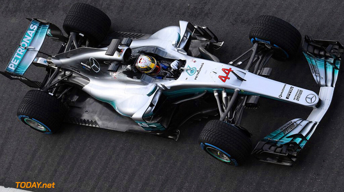 Hamilton begint met een schone lei bij Mercedes