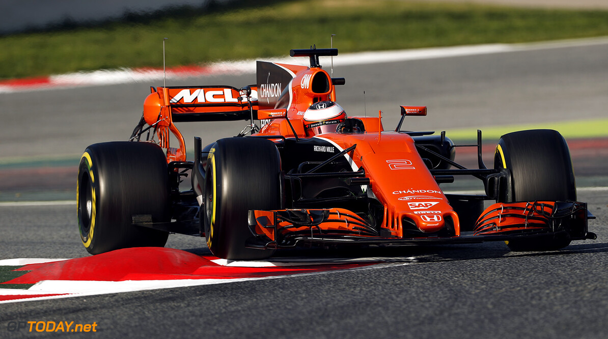 De McLaren staat weer stil naast de baan