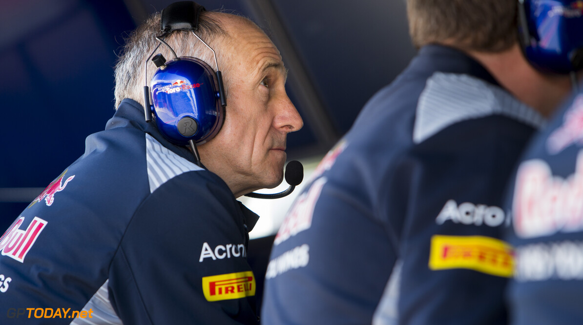 Symonds: "Command centre on pit walls are out-dated"