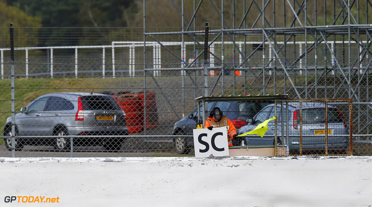 FIA Formula 3 European Championship, round 1, race 1, Silverston
Marshal showing SC Safety Car sign and yellow flag, FIA Formula 3 European Championship, round 1, race 1, Silverstone (GBR), 13. - 16. April 2017
FIA Formula 3 European Championship 2017, round 1, race 1, Silverstone (GBR)
Thomas Suer
Silverstone
Great Britain