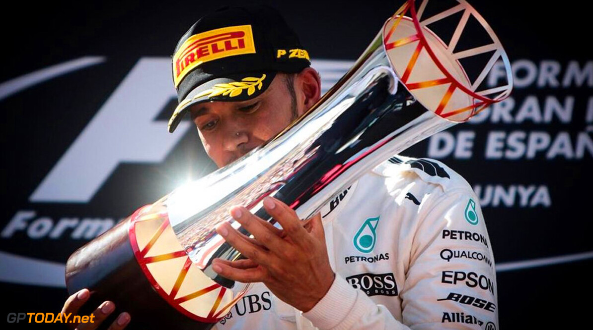 Hamilton buiten adem tijdens race in Barcelona