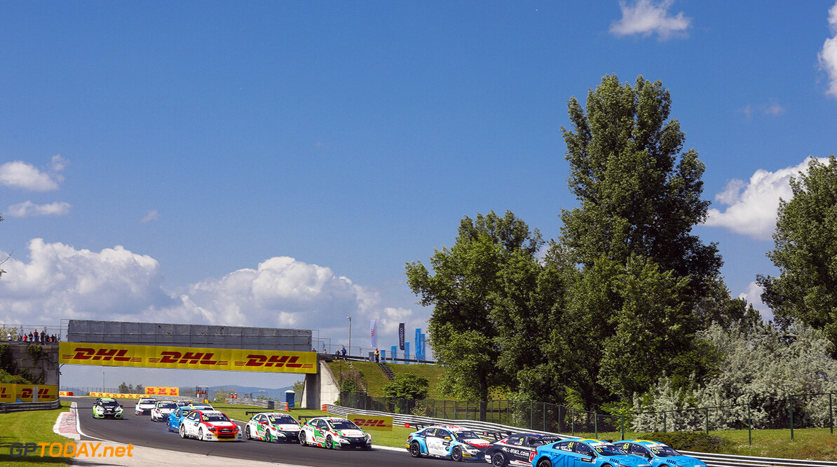 depart start 61 GIROLAMI Nestor (arg), Volvo S60 Polestar team Polestar Cyan Racing, action 63 CATSBURG Nicky (ned), Volvo S60 Polestar team Polestar Cyan Racing, action    during the 2017 FIA WTCC World Touring Car Race of Hungary at hungaroring, Budapest from may 12 to 14 - Photo Frederic Le Floc'h / DPPI
AUTO - WTCC HUNGARY 2017
Frederic Le Floc'h
Budapest
Hongrie

Auto CHAMPIONNAT DU MONDE CIRCUIT COURSE Europe FIA Motorsport TOURISME WTCC hongrie mai
