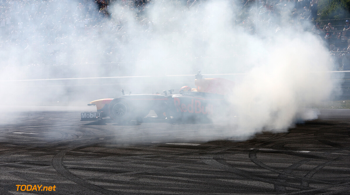<b>Video: </b>Max Verstappen verbrandt rubber in Las Vegas