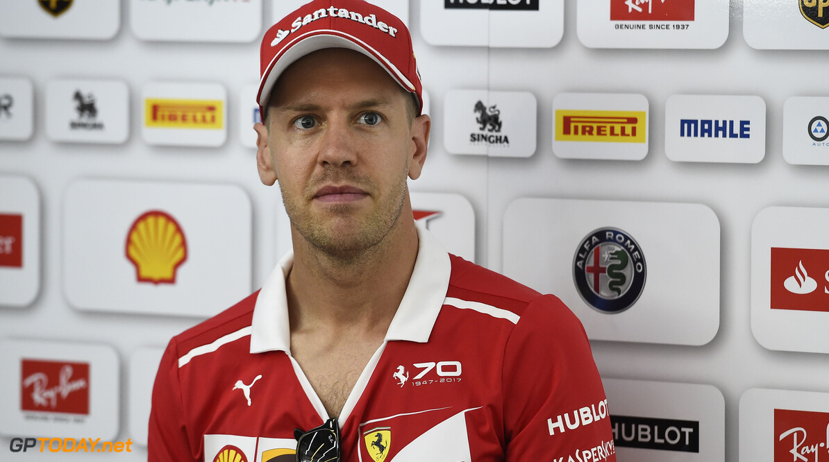 Sebastian Vettel rijdt Lewis Hamilton opzettelijk aan na herstart