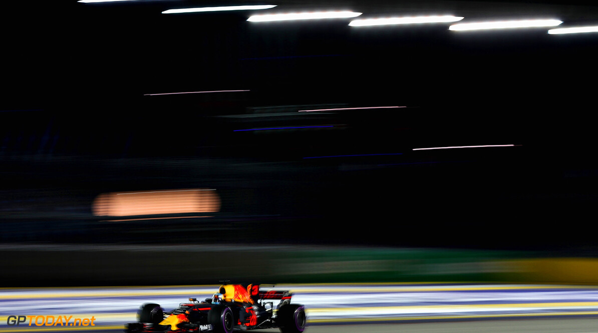 SINGAPORE - SEPTEMBER 17:  Daniel Ricciardo of Australia driving the (3) Red Bull Racing Red Bull-TAG Heuer RB13 TAG Heuer on track during the Formula One Grand Prix of Singapore at Marina Bay Street Circuit on September 17, 2017 in Singapore.  (Photo by Mark Thompson/Getty Images) // Getty Images / Red Bull Content Pool  // P-20170917-01505 // Usage for editorial use only // Please go to www.redbullcontentpool.com for further information. // 
F1 Grand Prix of Singapore
Mark Thompson
Singapore
Singapore

P-20170917-01505