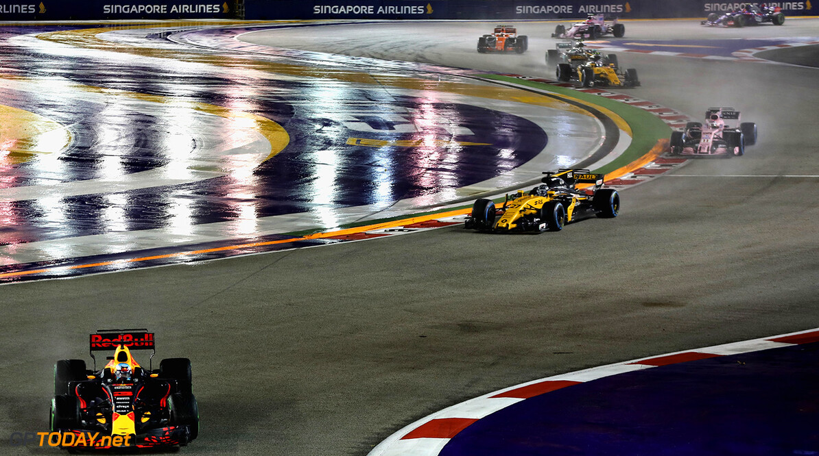 SINGAPORE - SEPTEMBER 17: Daniel Ricciardo of Australia driving the (3) Red Bull Racing Red Bull-TAG Heuer RB13 TAG Heuer on track during the Formula One Grand Prix of Singapore at Marina Bay Street Circuit on September 17, 2017 in Singapore.  (Photo by Mark Thompson/Getty Images) // Getty Images / Red Bull Content Pool  // P-20170917-01675 // Usage for editorial use only // Please go to www.redbullcontentpool.com for further information. // 
F1 Grand Prix of Singapore
Mark Thompson
Singapore
Singapore

P-20170917-01675