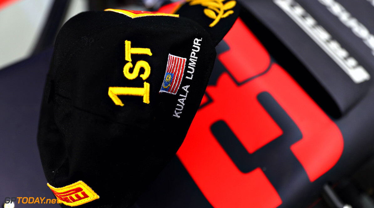 KUALA LUMPUR, MALAYSIA - OCTOBER 01: The winners cap of Max Verstappen of Netherlands and Red Bull Racing on his car in the garage after the Malaysia Formula One Grand Prix at Sepang Circuit on October 1, 2017 in Kuala Lumpur, Malaysia.  (Photo by Mark Thompson/Getty Images) // Getty Images / Red Bull Content Pool  // P-20171001-01375 // Usage for editorial use only // Please go to www.redbullcontentpool.com for further information. // 
F1 Grand Prix of Malaysia
Mark Thompson
Sepang
Malaysia

P-20171001-01375
