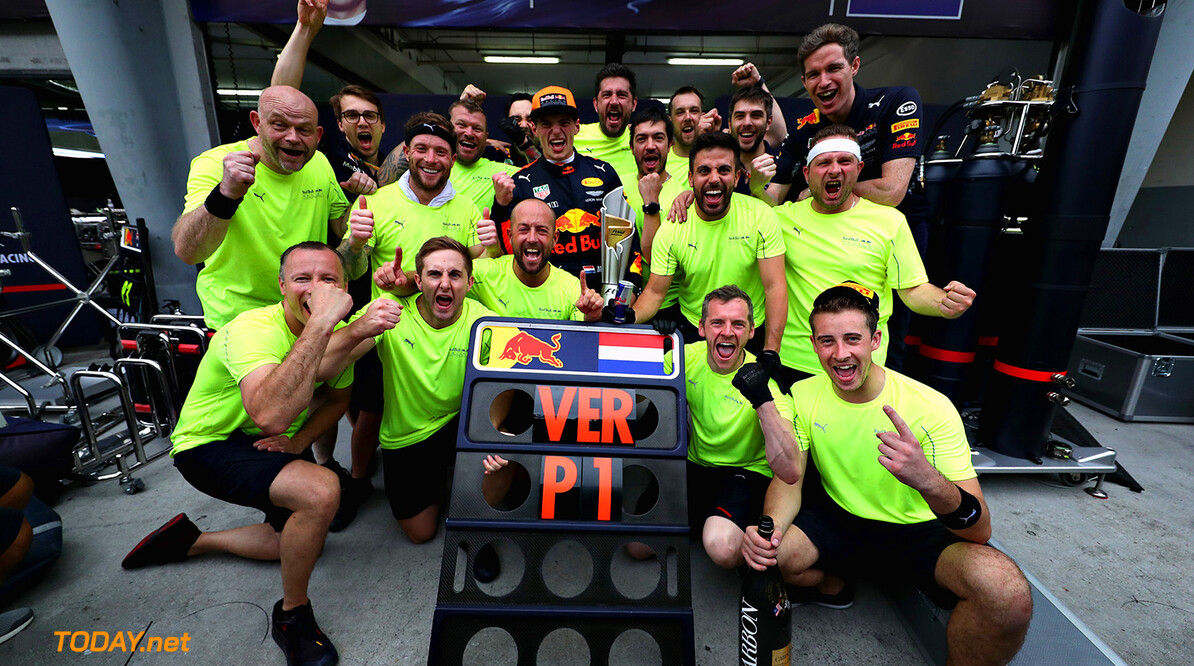 KUALA LUMPUR, MALAYSIA - OCTOBER 01:  Race winner Max Verstappen of Netherlands and Red Bull Racing celebrates with his team during the Malaysia Formula One Grand Prix at Sepang Circuit on October 1, 2017 in Kuala Lumpur, Malaysia.  (Photo by Mark Thompson/Getty Images) // Getty Images / Red Bull Content Pool  // P-20171001-00827 // Usage for editorial use only // Please go to www.redbullcontentpool.com for further information. // 
F1 Grand Prix of Malaysia
Mark Thompson
Sepang
Malaysia

P-20171001-00827