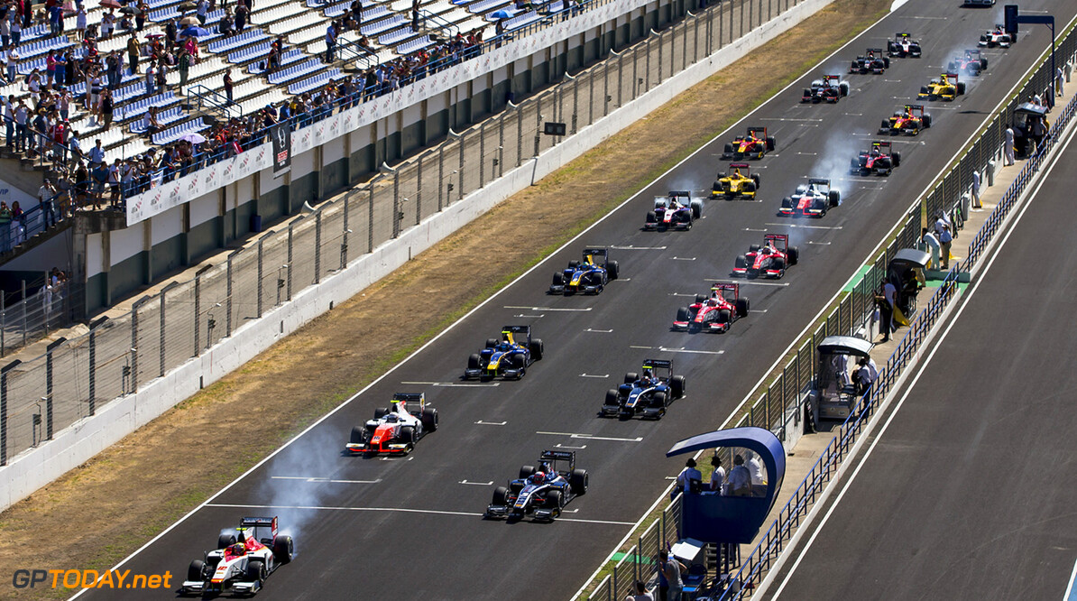 2017 FIA Formula 2 Round 10.
Circuito de Jerez, Jerez, Spain.
Sunday 8 October 2017.
Alex Palou (JPN, Campos Racing), leads Luca Ghiotto (ITA, RUSSIAN TIME) and the rest of the field at the start of the race.
Photo: Zak Mauger/FIA Formula 2.
ref: Digital Image _X0W2662


Zak Mauger



Race Two 2 Sprint action
