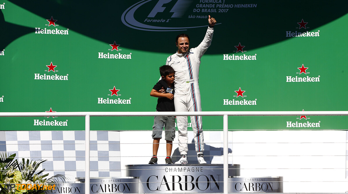 Interlagos, Sao Paulo, Brazil.
Sunday 12 November 2017.
Felipe Massa, Williams Martini Racing, on the podium after the race with his son Felipinho.
Photo: Andrew Hone/Williams
ref: Digital Image _ONY9561





f1 formula 1 formula one gp Portrait Atmosphere