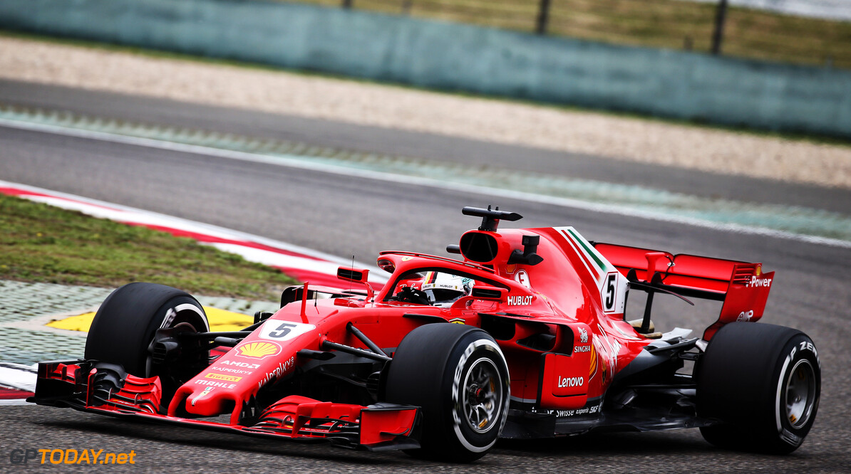 VT2: Ferrari en Mercedes aan elkaar gewaagd, Verstappen crasht