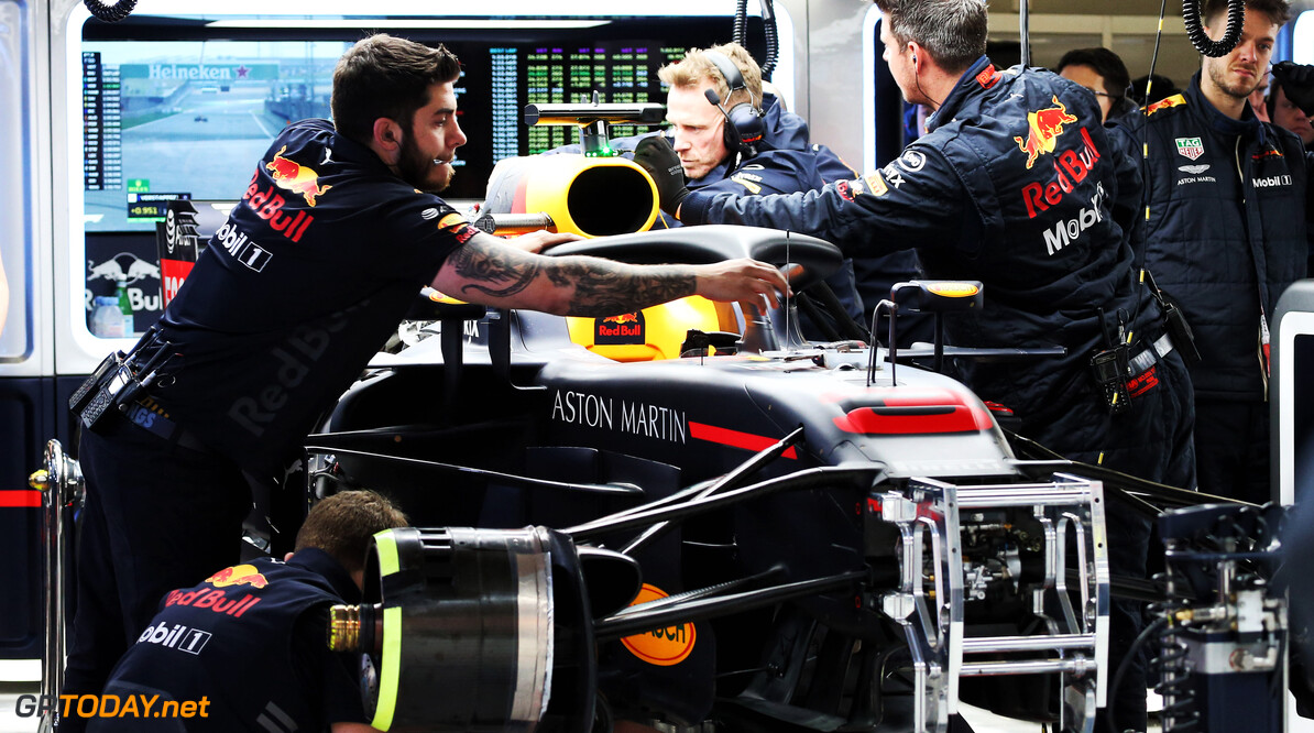 Red Bull Racing-monteurs sleutelen aan auto van Verstappen