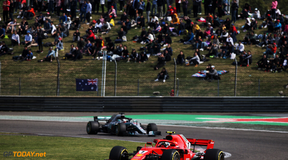 Hamilton: "Ferrari blaast ons op het droge weg"