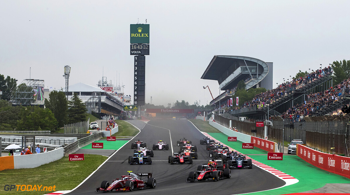 FIA Formula 2 Series - Round 3.
Circuit de Catalunya, Barcelona, Spain.
Saturday 12 May 2018.
Nyck De Vries (NLD, PERTAMINA PREMA Theodore Racing), leads George Russell (GBR, ART Grand Prix), and the rest of the field at the start of the race.
World Copyright: Zak Mauger / FIA Formula 2.
ref: Digital Image


Zak Mauger



f2 race one 1 feature action