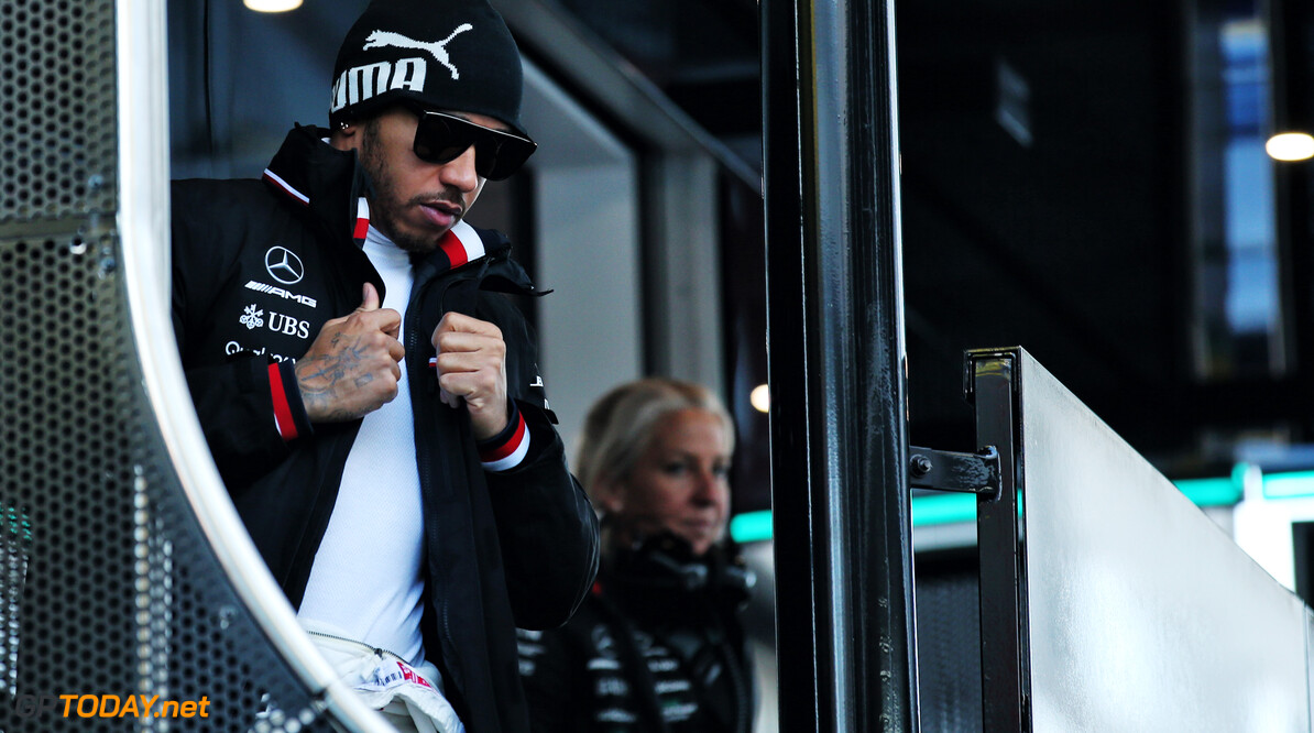Hamilton ziet sterk Ferrari: "Ze zijn een halve seconde sneller dan wij"
