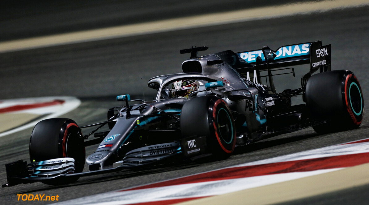 <b>Grand Prix van Bahrein</b>: Hamilton krijgt zege in Bahrein cadeau door motorproblemen Leclerc
