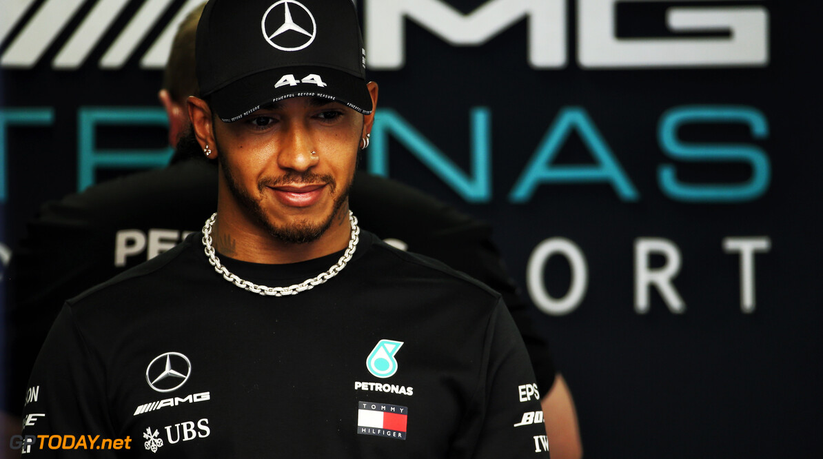 Hamilton verrast door groot gat tussen Mercedes en Ferrari
