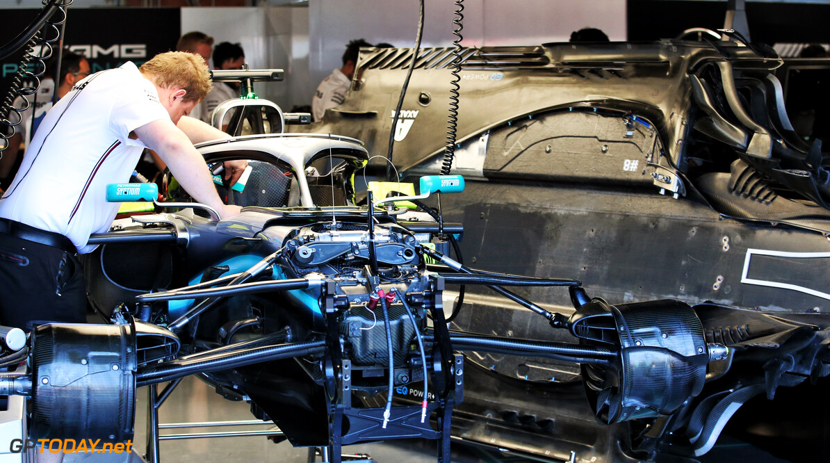 Mercedes druk aan het sleutelen aan hydraulisch lek bij Hamilton