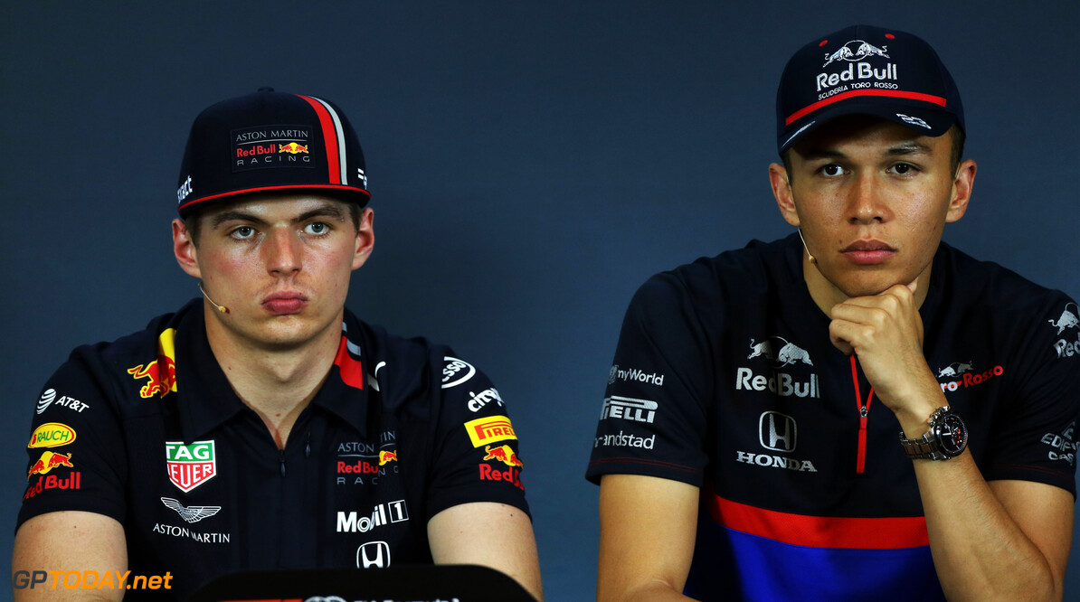 Max Verstappen en Alexander Albon in FIA persconferentie