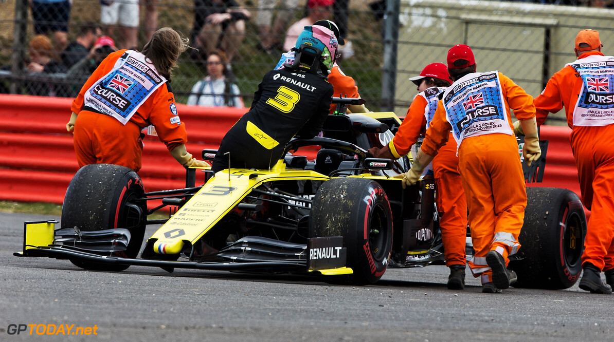 Ricciardo: Renault 'just' knocking on door of top ten