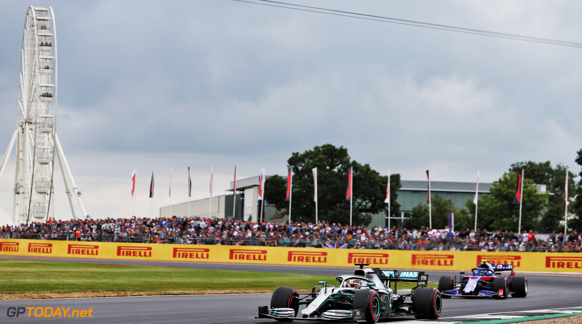 <b>Grand Prix van Groot-Brittannië</b>: Hamilton domineert na gelukje, botsing houdt Verstappen van podium