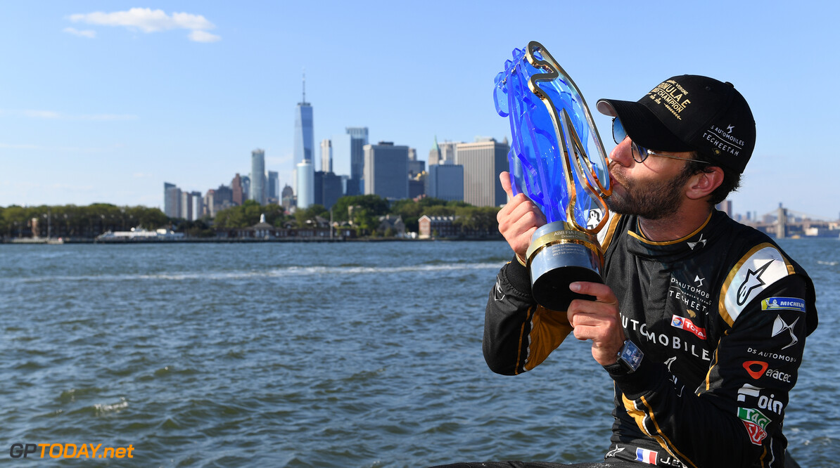 2019 New York City E-prix II
BROOKLYN STREET CIRCUIT, UNITED STATES OF AMERICA - JULY 14: Jean-Eric Vergne (FRA), DS TECHEETAH, with his championship trophy overlooking New York during the New York City E-prix II at Brooklyn Street Circuit on July 14, 2019 in Brooklyn Street Circuit, United States of America. (Photo by Sam Bagnall / LAT Images)
2019 New York City E-prix II
Sam Bagnall
New York
United States of America

portrait champion celebration trophy ts-live electric FE open wheel