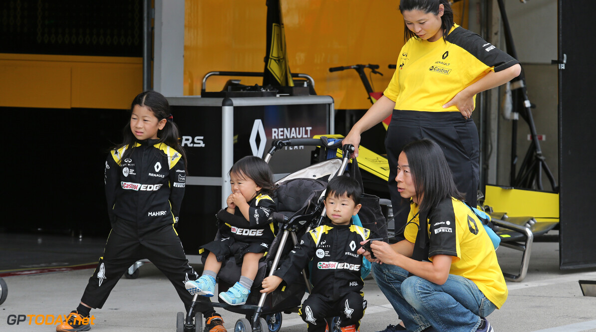 Formula One World Championship
Renault F1 Team fans
10.10.2019. Formula 1 World Championship, Rd 17, Japanese Grand Prix, Suzuka, Japan, Preparation Day.
- www.xpbimages.com, EMail: requests@xpbimages.com - copy of publication required for printed pictures. Every used picture is fee-liable. (C) Copyright: Charniaux / XPB Images
Motor Racing - Formula One World Championship - Japanese Grand Prix - Preparation Day - Suzuka, Japan
XPB Images
Suzuka
Japan

Formel1 Formel F1 Formula 1 Formula1 GP Grand Prix one Suzuka Circuit Thursday Portrait Japan Japanese October 10 2019
