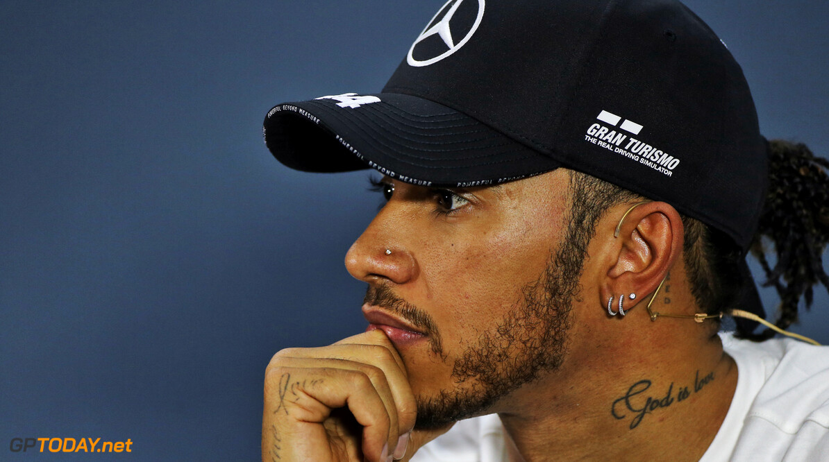 Gebrek aan races slaat gat in bestaan van Lewis Hamilton