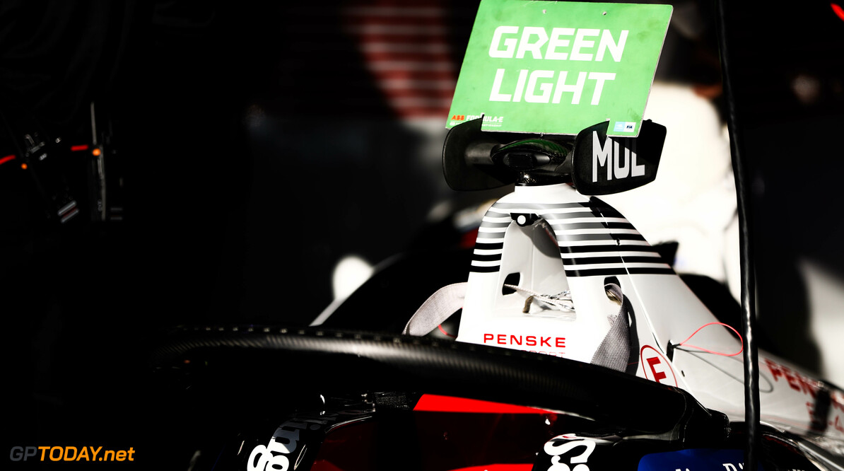 Car of Nico Muller (CHE), GEOX Dragon, Penske EV-4 with green flag sign 

Zak Mauger



fegen