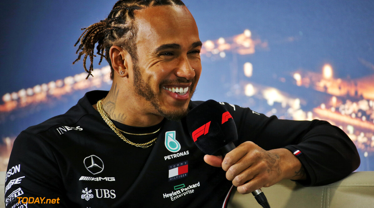 Lewis Hamilton gaat F1 boek met reglementen doornemen