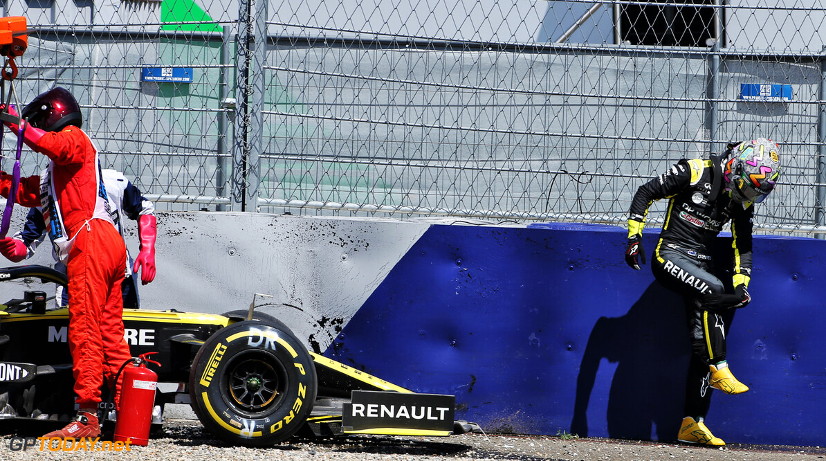 Crash  Ricciardo zorgt voor gekneusde knie en tweede ziekenhuisbezoek