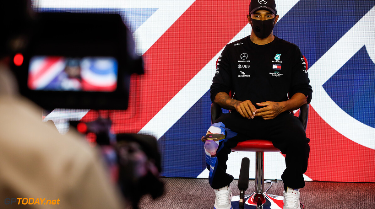 Lewis Hamilton: "F1 gebruikt rode vlaggen om show te maken"