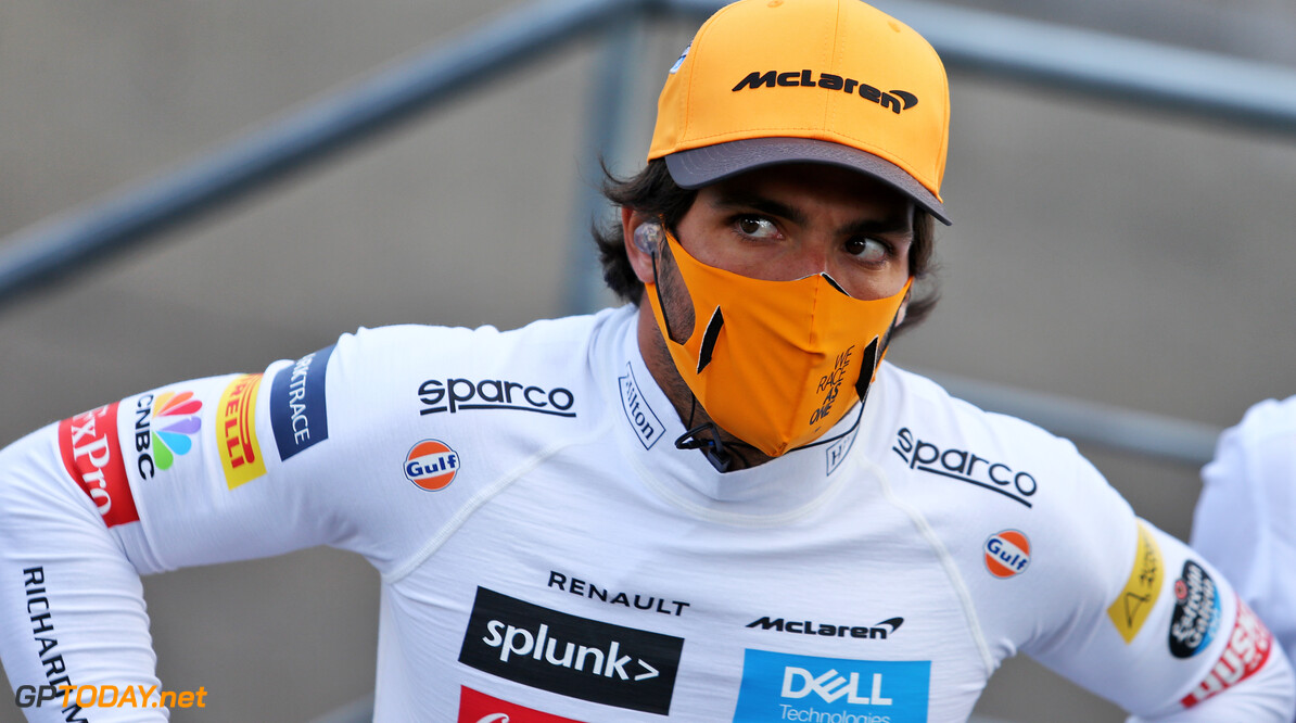 Carlos Sainz valt vóór de race al uit en is klaar: "probleem met uitlaat"