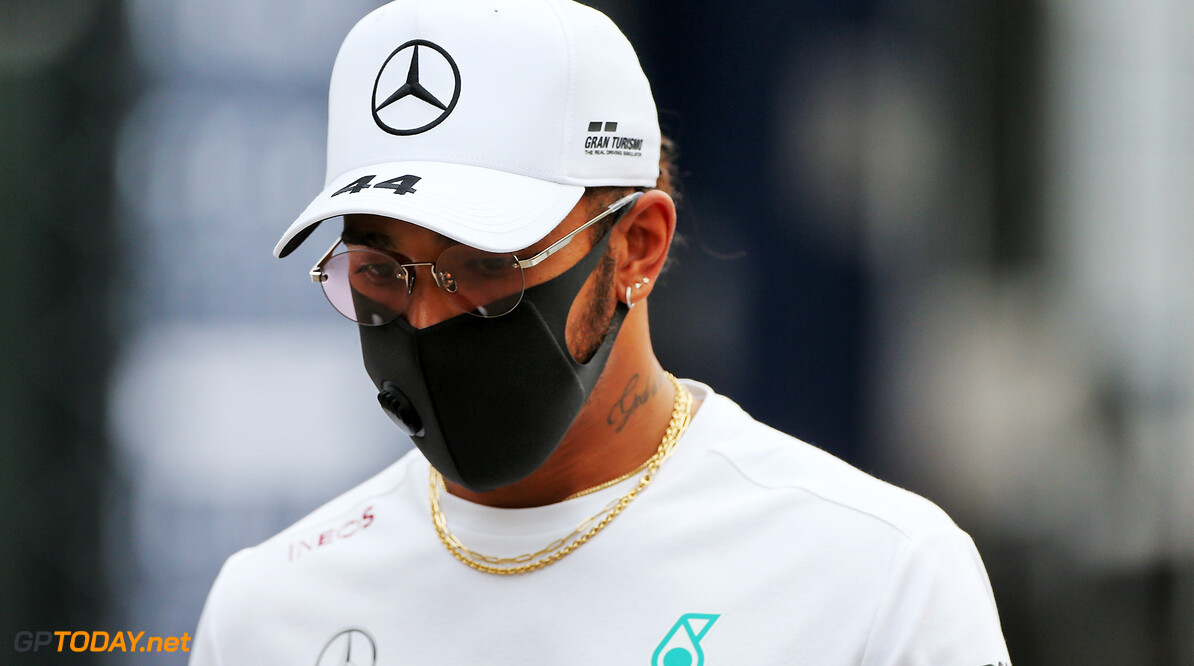 Lewis Hamilton wint doldwaze Toscaanse GP, Max Verstappen valt uit na startcrash