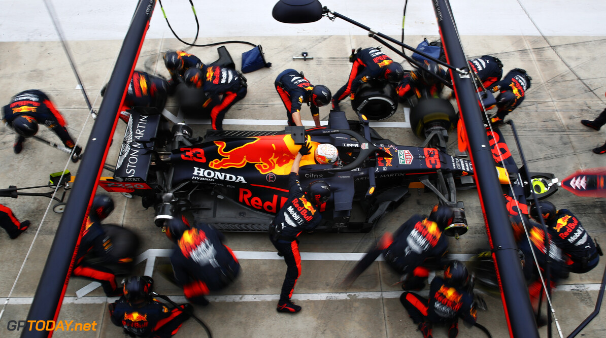 IMOLA, ITALY - NOVEMBER 01: Max Verstappen of the Netherlands driving the (33) Aston Martin Red Bull Racing RB16 makes a pitstop during the F1 Grand Prix of Emilia Romagna at Autodromo Enzo e Dino Ferrari on November 01, 2020 in Imola, Italy. (Photo by Mark Thompson/Getty Images) // Getty Images / Red Bull Content Pool  // SI202011010111 // Usage for editorial use only // 
F1 Grand Prix of Emilia Romagna




SI202011010111