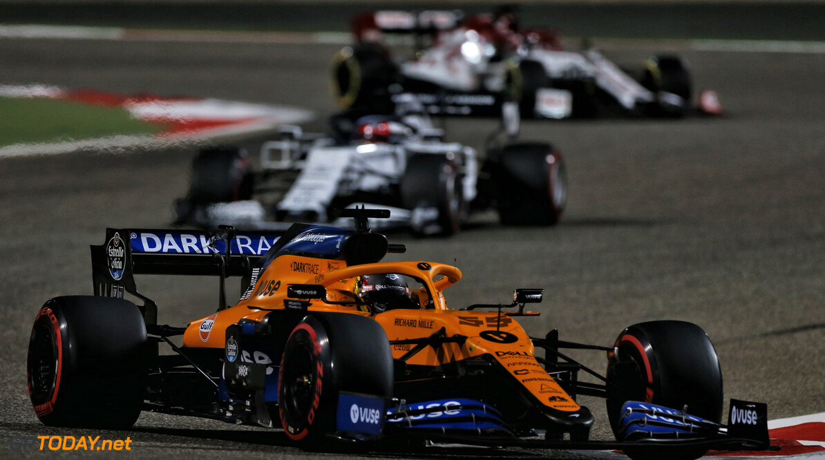 McLaren-binnenpretje: Carlos Sainz bespot Norris en het team!