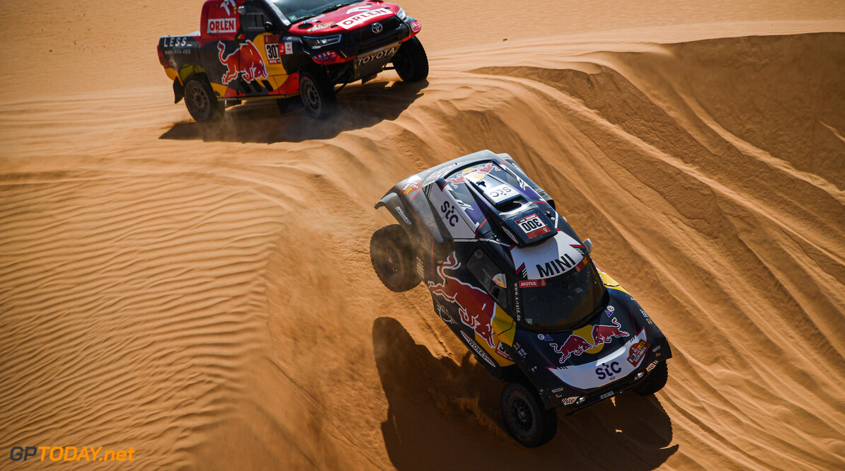 Carlos Sainz and Lucas Cruz in the Mini Buggy of the X-Raid Mini JCW Team races Jakub Przygo?ski and Timo Gottschalk in the Toyota Hilux of the Overdrive Toyota Team during the 3rd stage of the Dakar 2021 between Wadi Al Dawasir and Wadi Al Dawasir, in Saudi Arabia on January 5, 2021. // Eric Vargiolu / DPPI / Red Bull Content Pool // SI202101050135 // Usage for editorial use only // 
Carlos Sainz and Lucas Cruz, Jakub Przygo?ski and Timo Gottschalk




SI202101050135