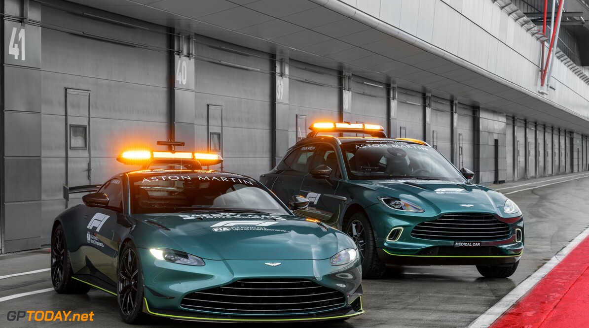 Aston Martin en Mercedes leveren om en om de safety car