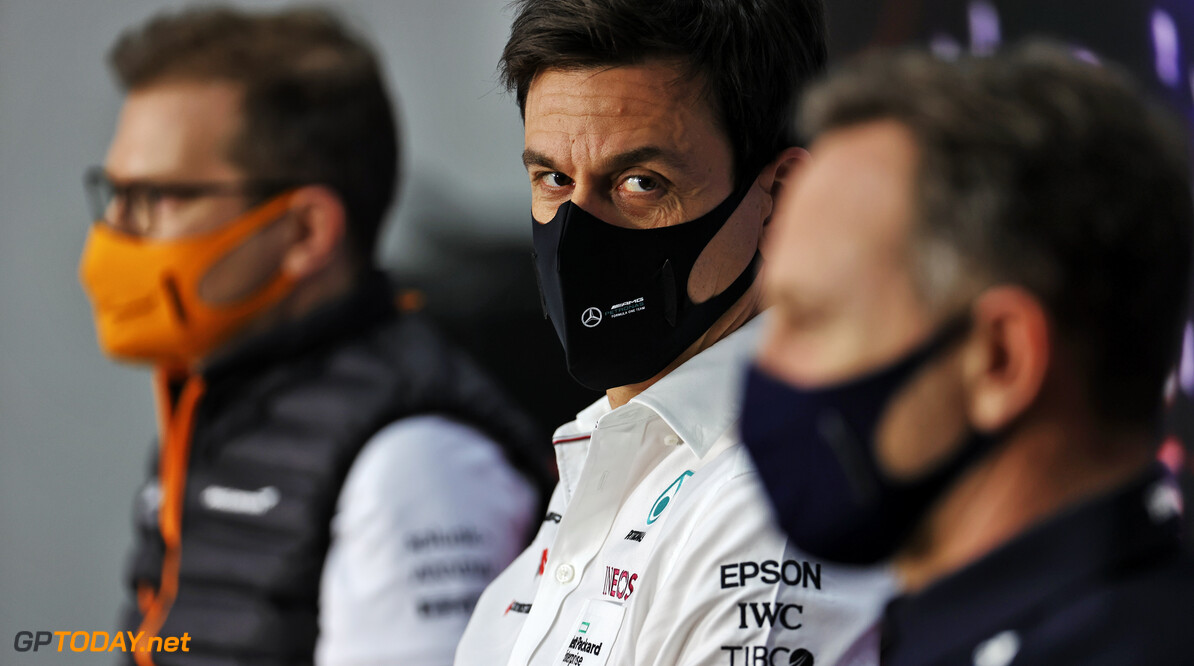 Mercedes-baas over vrijwel foutloze Max Verstappen: "Hij kan zich niet nóg meer foutjes  veroorloven"
