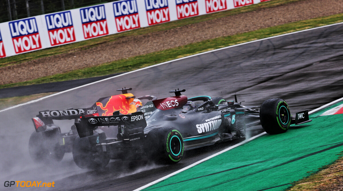 Welke auto is nu sneller: de Red Bull Racing RB16B of de Mercedes W12?