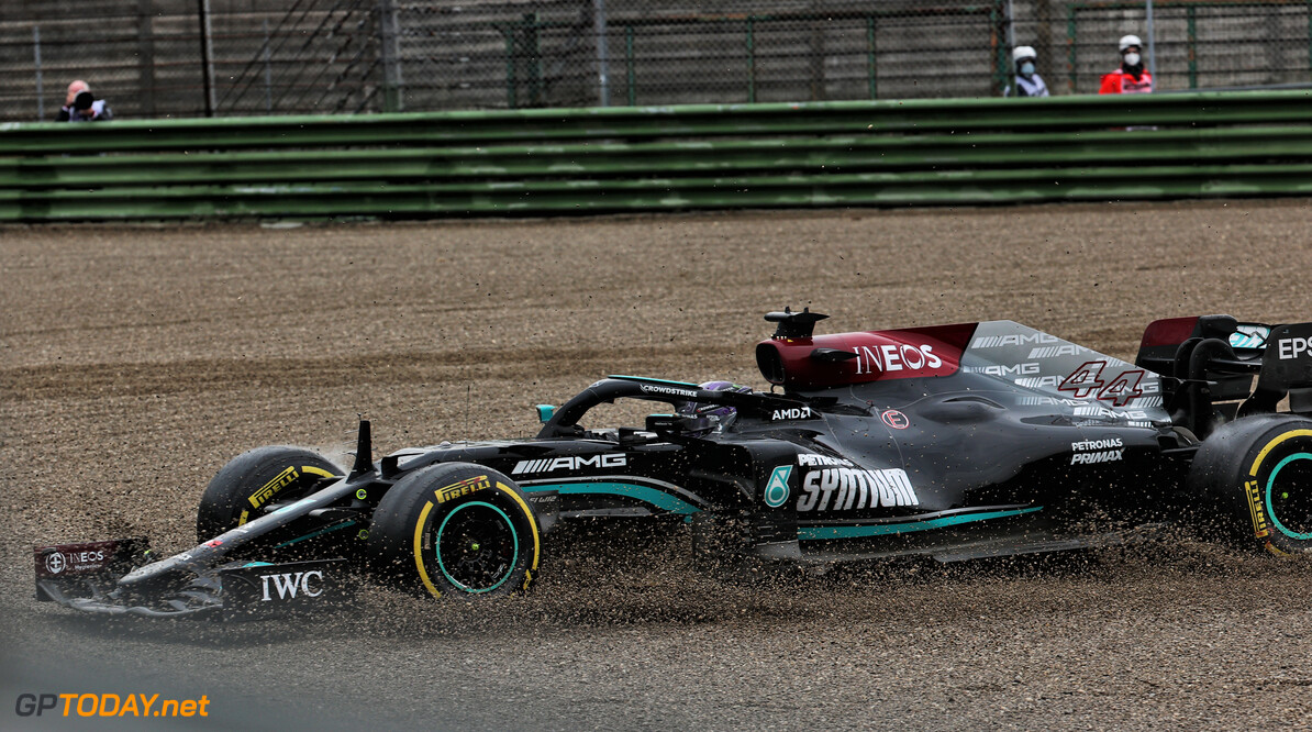 'Lewis Hamilton neemt grote risico's onder druk van Max Verstappen'