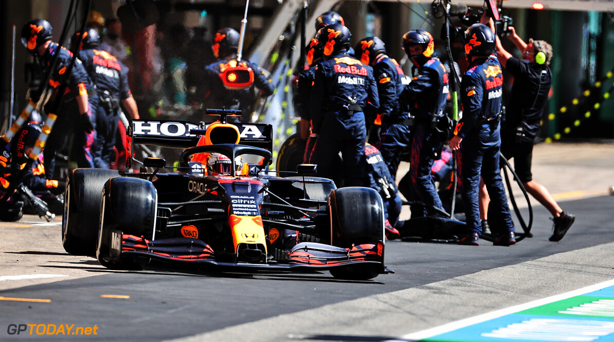 Red Bull Racing zuigt motoren-afdeling Mercedes nog verder leeg