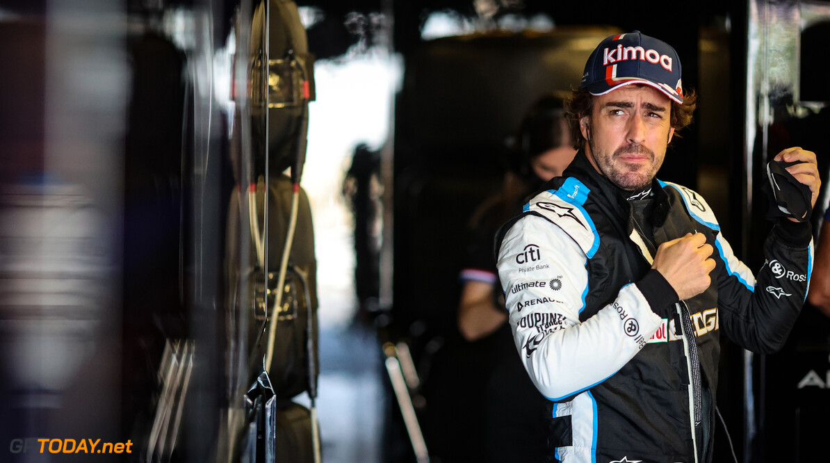 Alonso boos: "Hoe oneerlijk dat zij crashen maar aan hun wagens mogen werken"