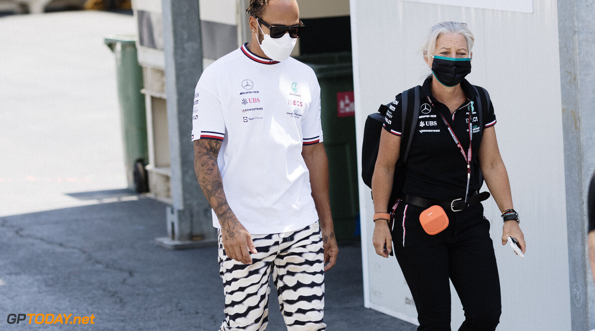 Lewis Hamilton voelt zich vernederd na miskleun AzerbeidzjanGP in Bakoe: "Schakelaartje verkeerd"